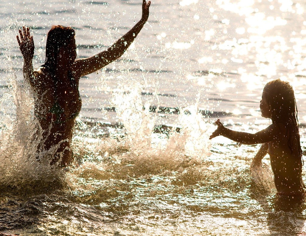 Kąpiele i zabawy w czystym jeziorze. Czyste zbiorniki wodne to wzrost dochodów z turystyki